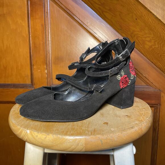 Steve Madden - Rose Embroidery Black Closed Toe Kitten Block Heels - Size 8 - Picture 1 of 11